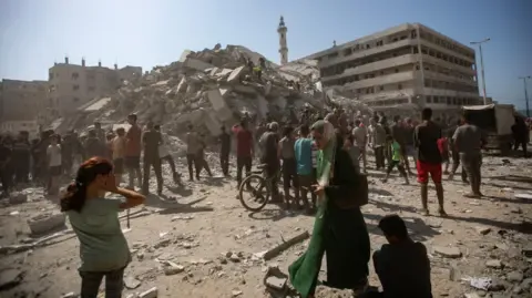 Intensified Artillery Offensive Unfolds in Gaza City